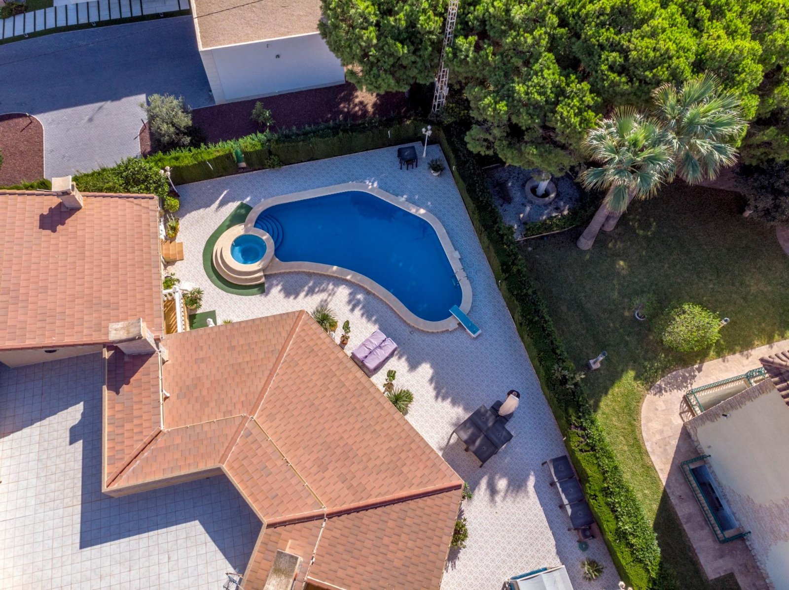 Prächtige freistehende Villa mit 3 Schlafzimmern, 4 Bädern, Fitnessraum, Sauna, Garage und Privatpool nur 1 km vom Strand - 6