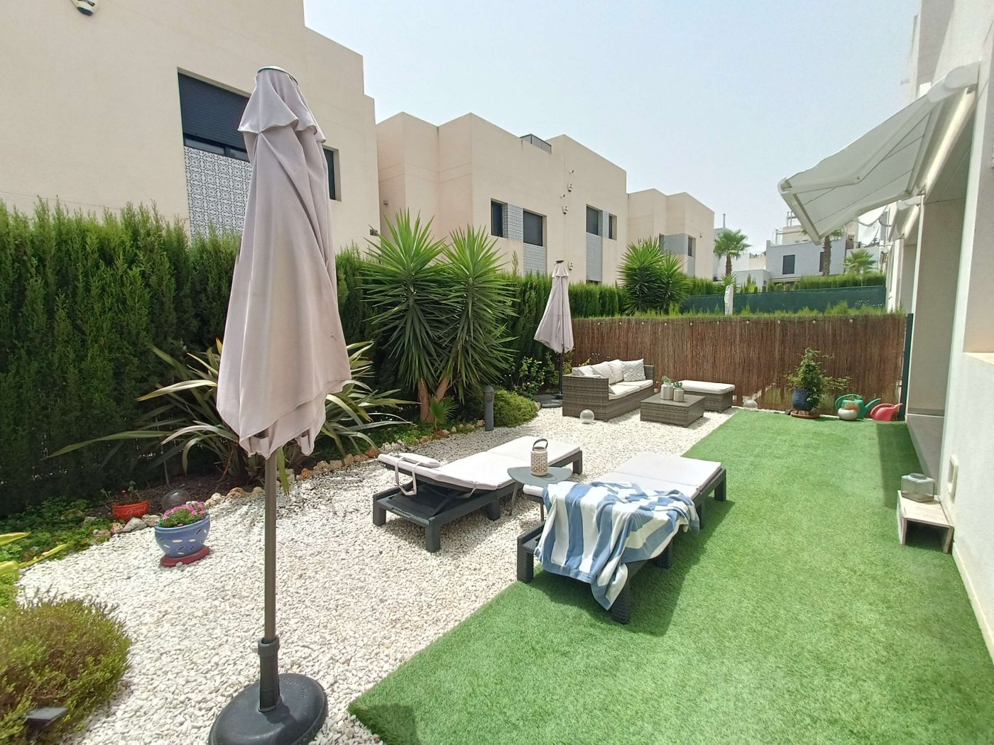 Moderne Erdgeschoss-Wohnung mit 3 Schlafzimmern, 2 Bädern, privatem Garten und Gemeinschaftspool - 31