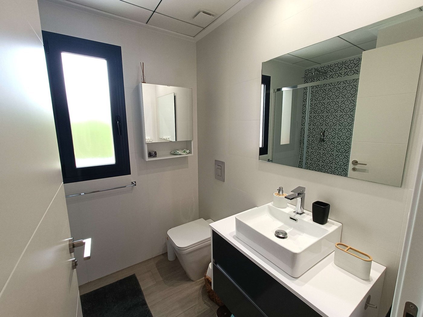Moderne Erdgeschoss-Wohnung mit 3 Schlafzimmern, 2 Bädern, privatem Garten und Gemeinschaftspool - 20