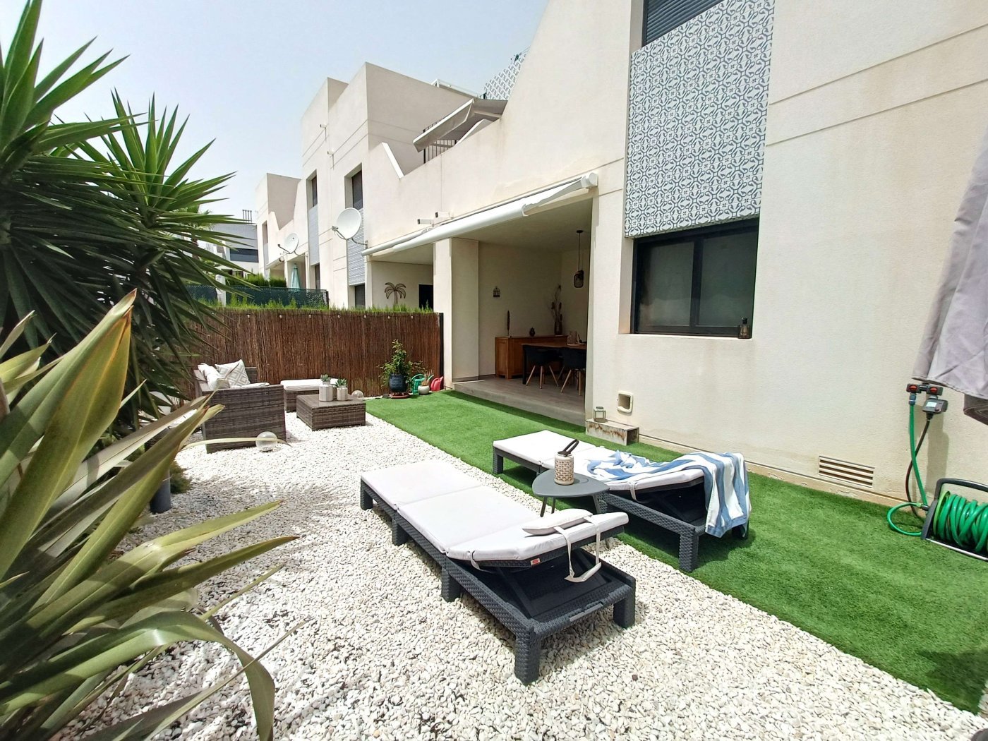 Moderne Erdgeschoss-Wohnung mit 3 Schlafzimmern, 2 Bädern, privatem Garten und Gemeinschaftspool - 30