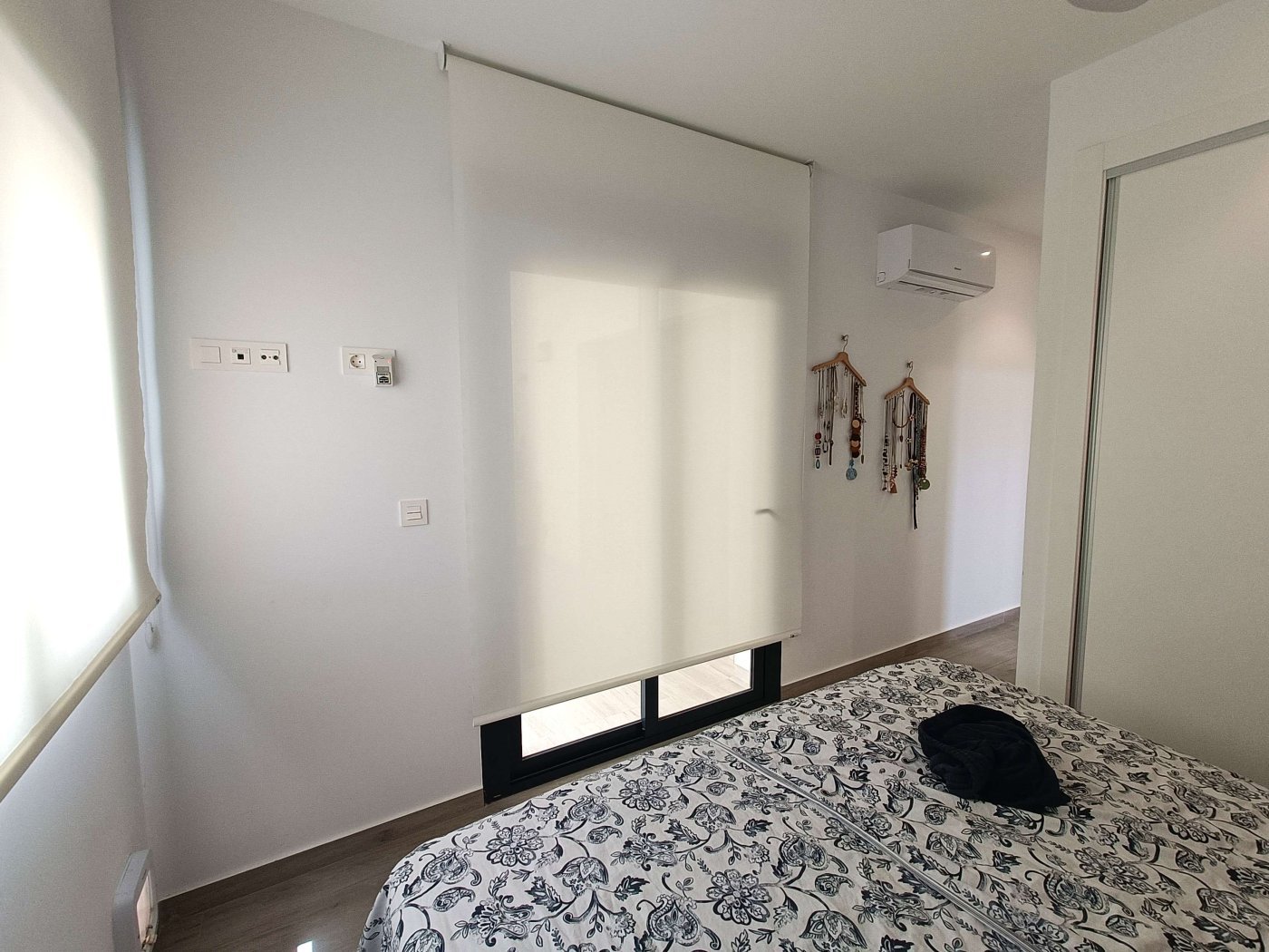 Moderne Erdgeschoss-Wohnung mit 3 Schlafzimmern, 2 Bädern, privatem Garten und Gemeinschaftspool - 13