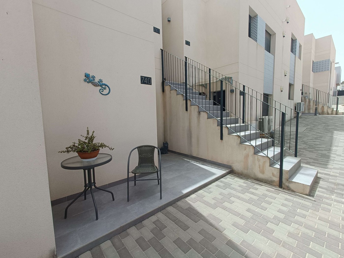 Moderne Erdgeschoss-Wohnung mit 3 Schlafzimmern, 2 Bädern, privatem Garten und Gemeinschaftspool - 36