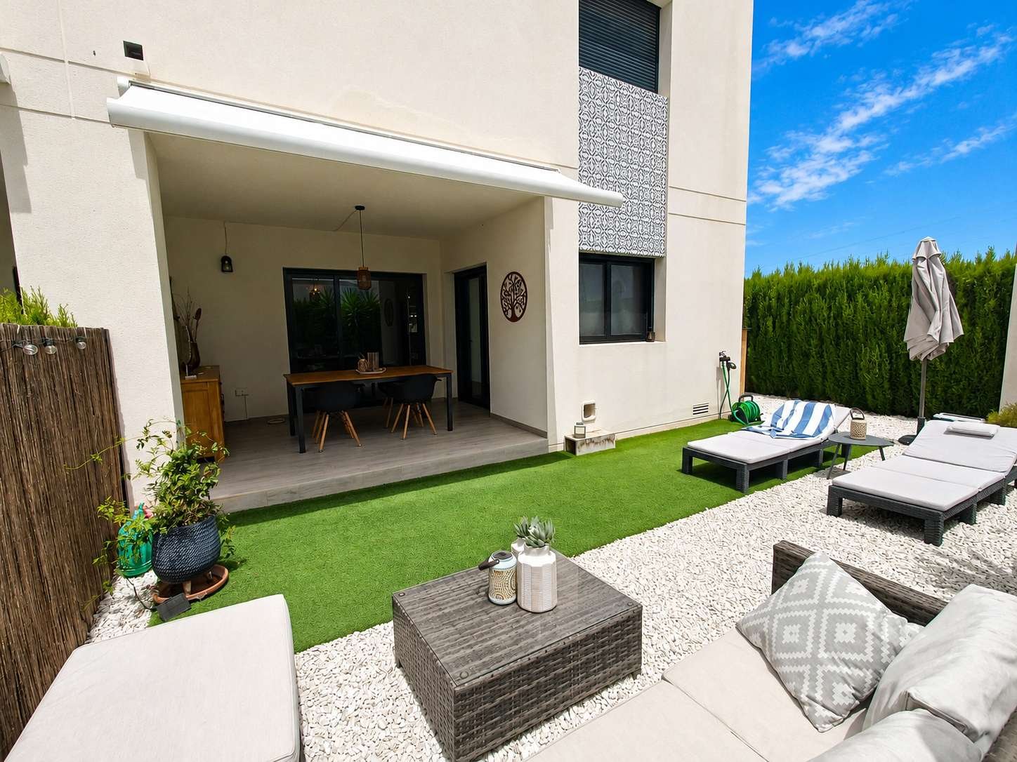 Moderne Erdgeschoss-Wohnung mit 3 Schlafzimmern, 2 Bädern, privatem Garten und Gemeinschaftspool - 1