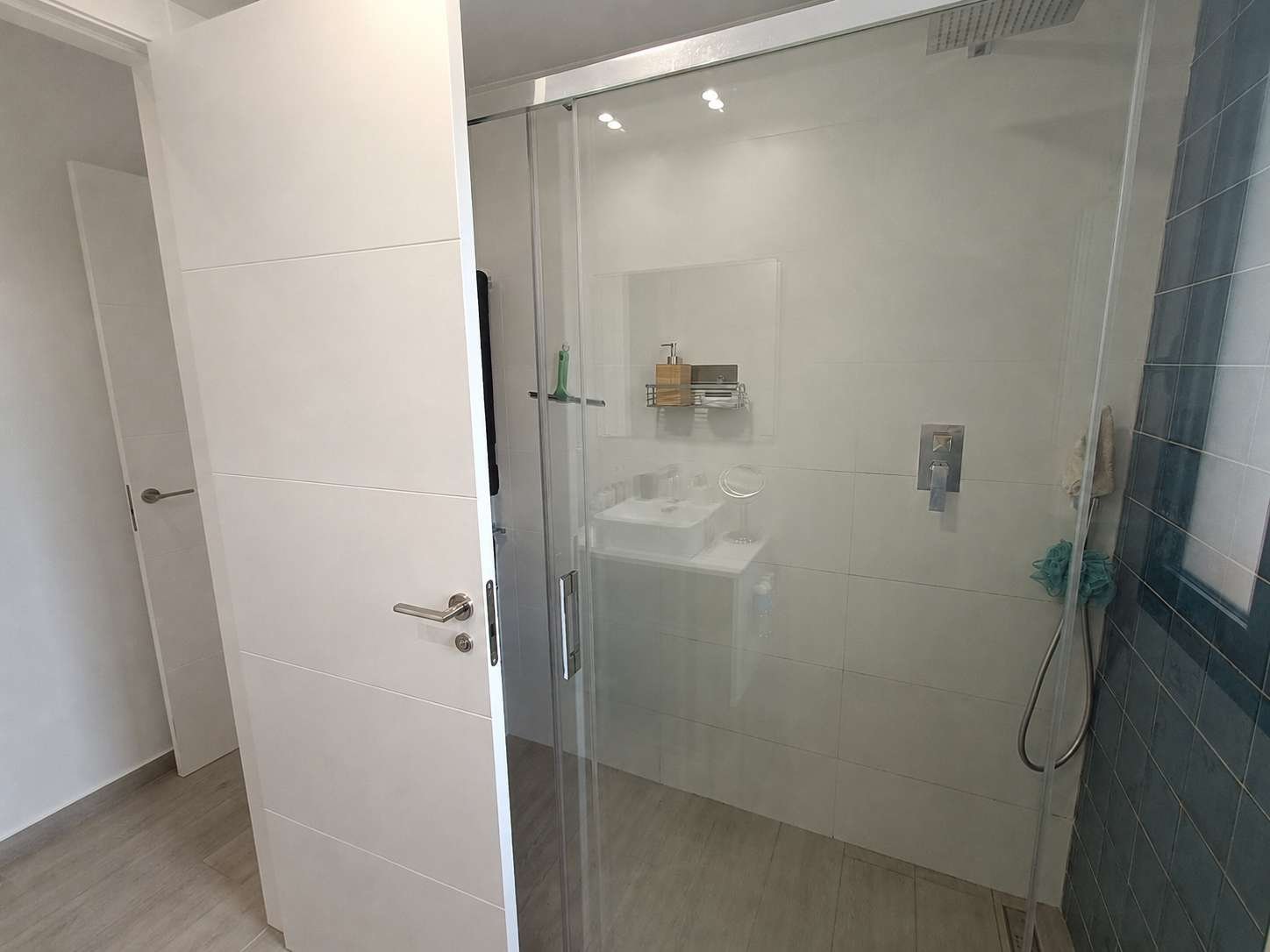 Moderne Erdgeschoss-Wohnung mit 3 Schlafzimmern, 2 Bädern, privatem Garten und Gemeinschaftspool - 16