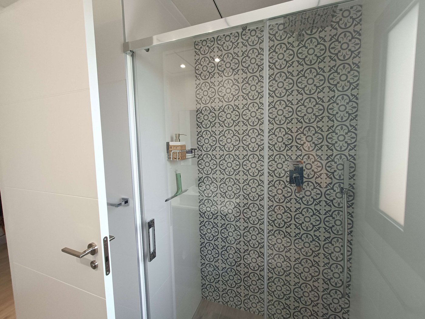 Moderne Erdgeschoss-Wohnung mit 3 Schlafzimmern, 2 Bädern, privatem Garten und Gemeinschaftspool - 21
